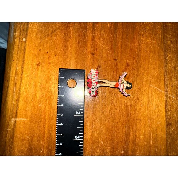 2 Hooters holiday Pins Christmas Happy holidays and Valentines - Picture 7 of 8